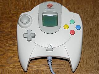 ビジュアルメモリを装着したドリームキャスト・コントローラ
