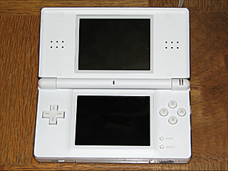 Nintendo DS Lite�i�J�j
