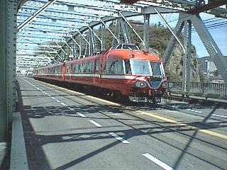 ���H���p���𑖂�d��