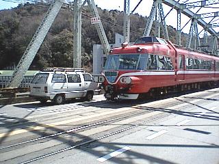 ���H���p���𑖂�d��