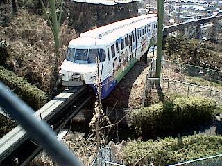 �������w�ɐi�����郂�m���[��