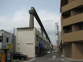 �O�������c���Ă��鏤�X�X