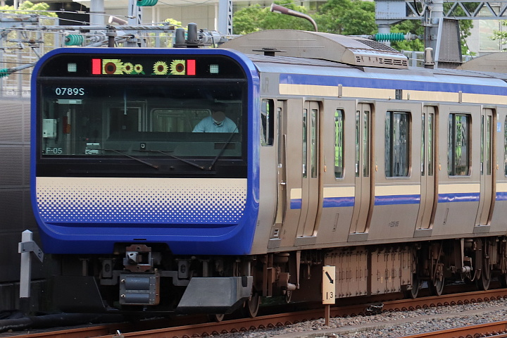 E235系1000番台電車