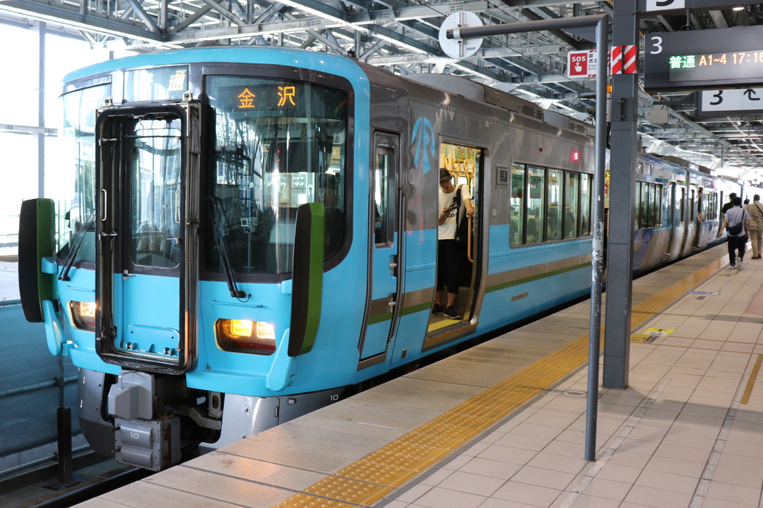 IRいしかわ鉄道521系電車