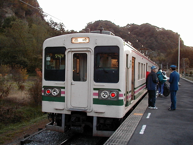 大前駅に停車中の107系電車