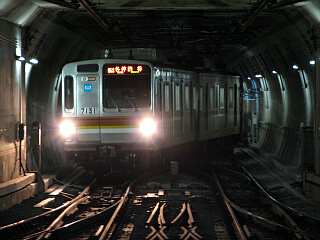 �a�J�w�ɐi�����铌�����g��7000�n�d��