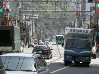 �O���𑖂��Ă���d��