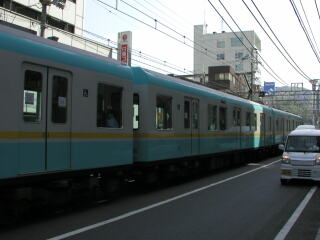 �H�ʂ𑖂�d��