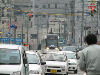 �O����Ԃ𑖍s����d��