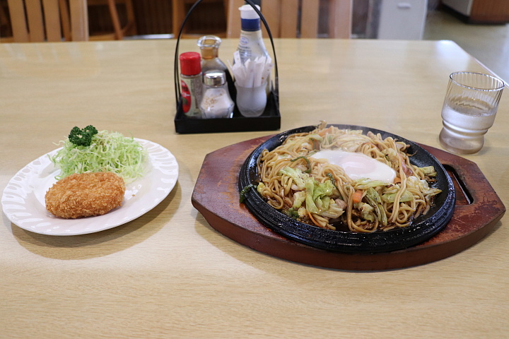 卵入やきそば、サラダ付コロッケ