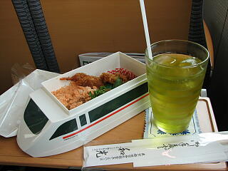 ロマンスカーVSE弁当（中身）