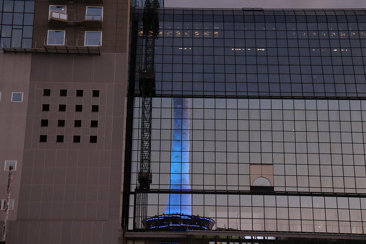 京都駅に映る京都タワー
