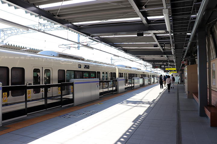梅小路京都西駅ホーム