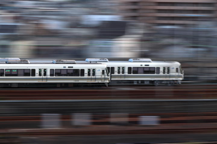 221系電車併走の流し撮り