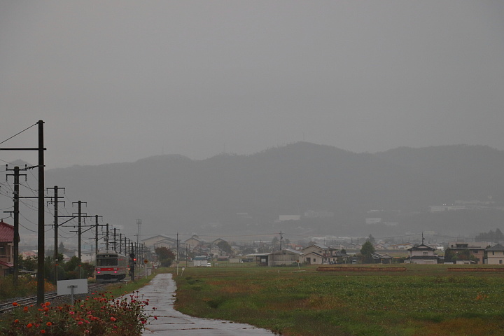 上田方面へ走って行く1000系電車