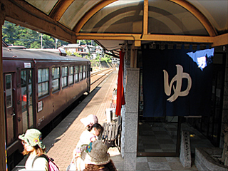 水沼駅上りホームと温泉センター
