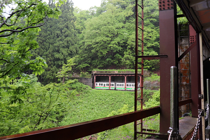 急カーブを走るトロッコ電車