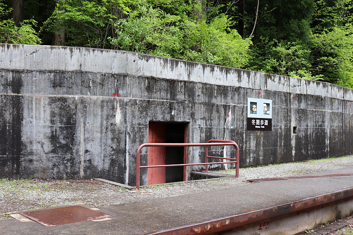 笹平駅の冬季歩道