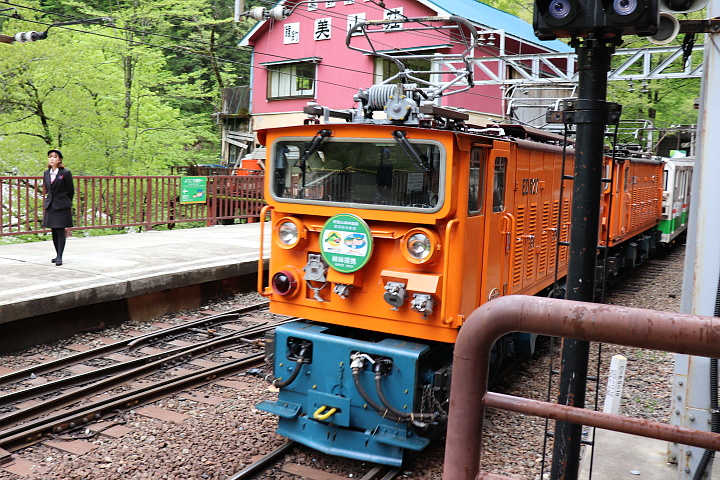 トロッコ電車の電気機関車