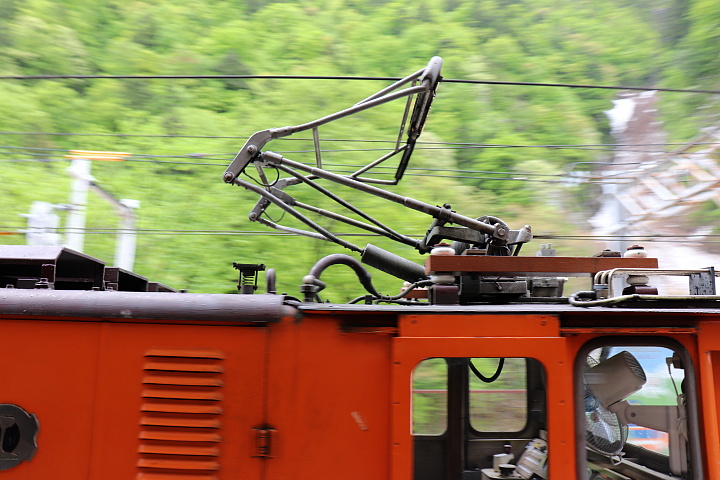 電気機関車のパンタグラフ