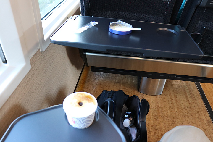 背面テーブルとサイドテーブル