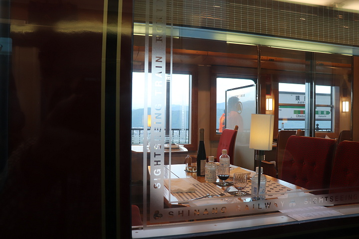 「ろくもん」の車内