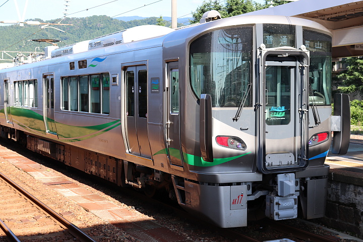 あいの風とやま鉄道521系電車（海側）