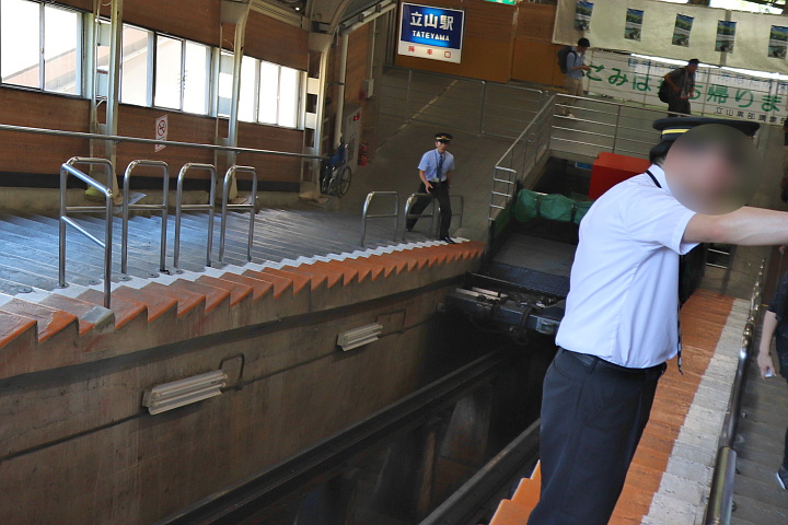 立山駅ホームと貨車