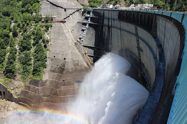 黒部ダムの放水