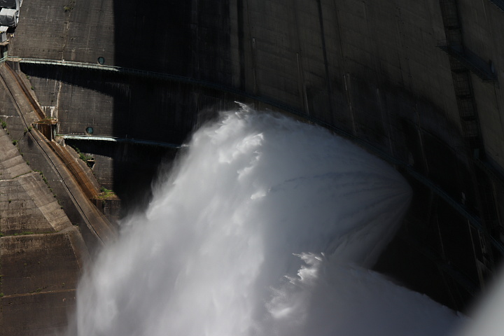 黒部ダムの放水