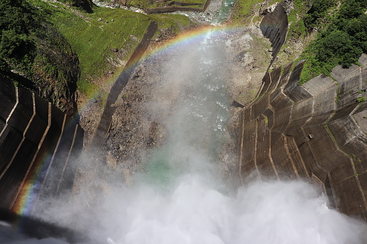 黒部ダムの放水