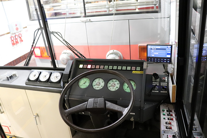 300形電車の運転台