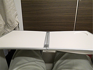 ���ȃe�[�u��