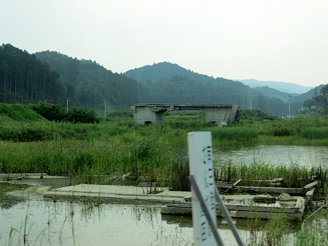 破壊された築堤と残されたコンクリート橋