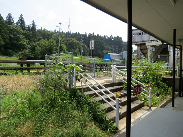駅舎から跨線橋への通路