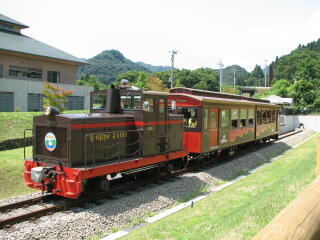 �@�֎ԑ����猩���g���b�R���