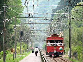 �������