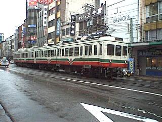 ���X�X�𑖂�d��